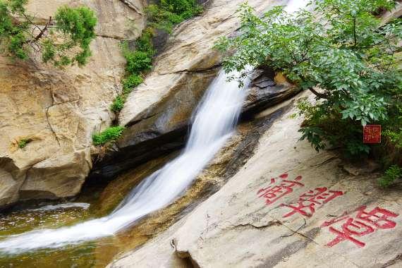 敌人突然来犯，我方毫无准备，此人临危受命，穿着便装去战斗